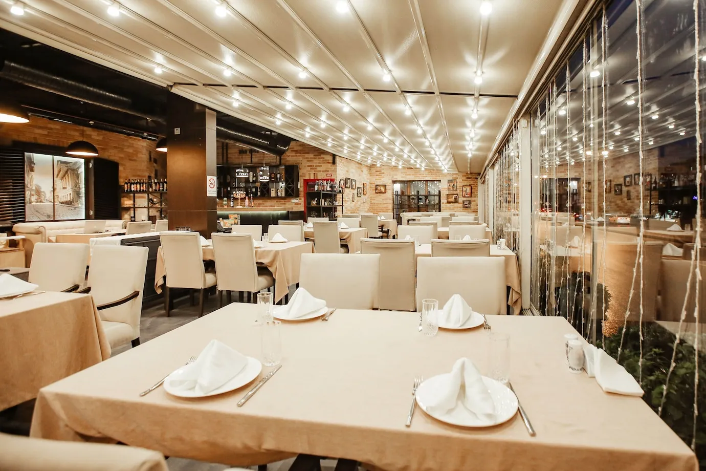 restaurant-hall-with-lots-table